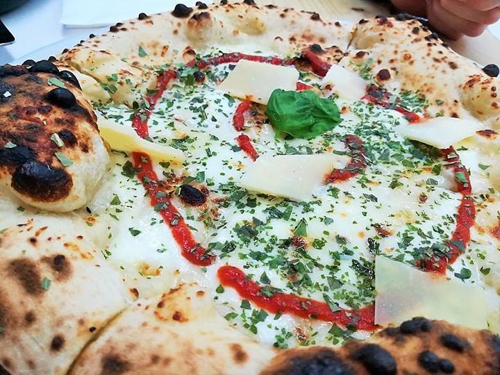 A’Chiazz - Pizza con bufala, riduzione di pomodorino corbarino, basilico essiccato e scaglie di grana