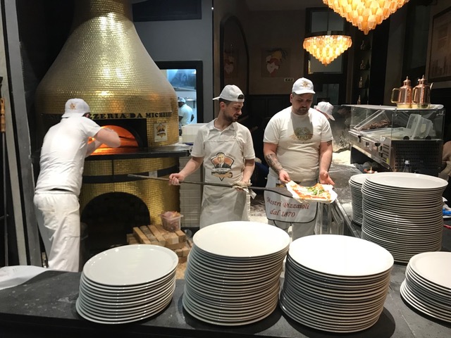 L’Antica Pizzeria Da Michele, il forno e lo staff