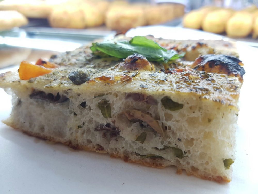 Pizzeria Arte Bianca - Focaccia Olive, noci ed erbe aromatiche