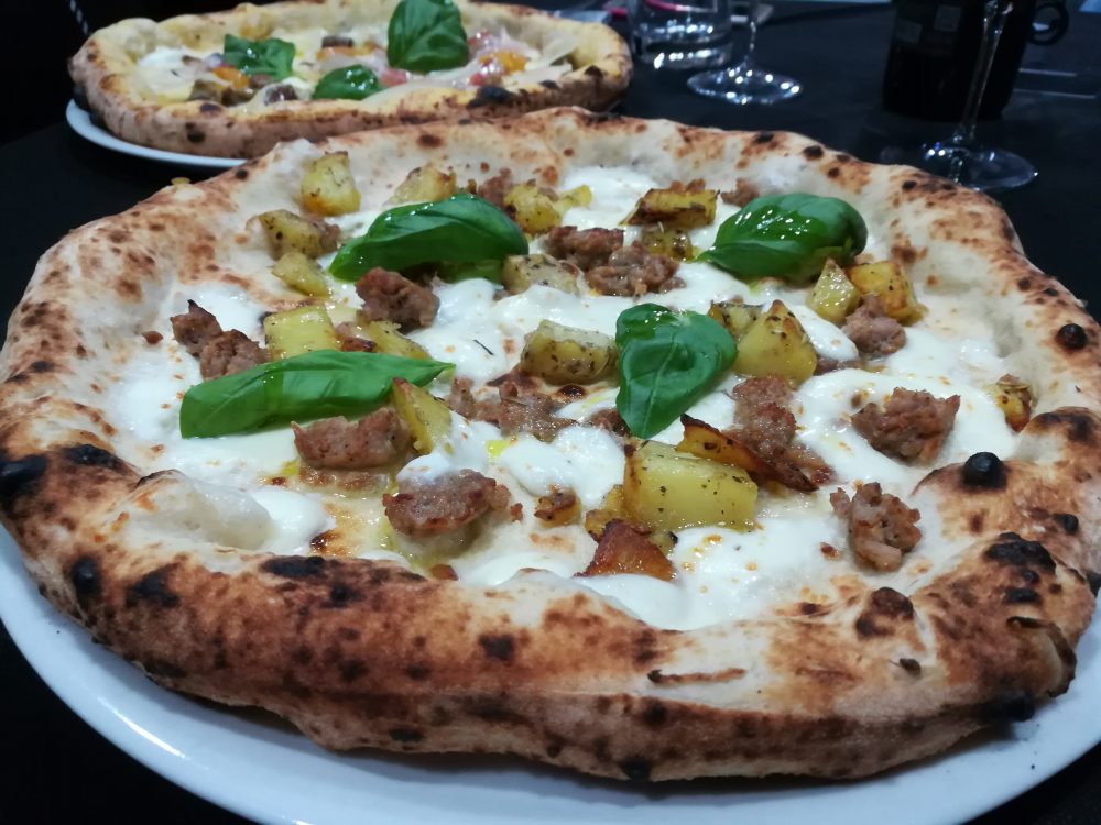Pizzeria Ricciardi - Il Duetto - Pizza con Salsiccia di Maialino Nero e Patate al Rosmarino
