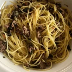 Spaghettini con salvia e carne trita