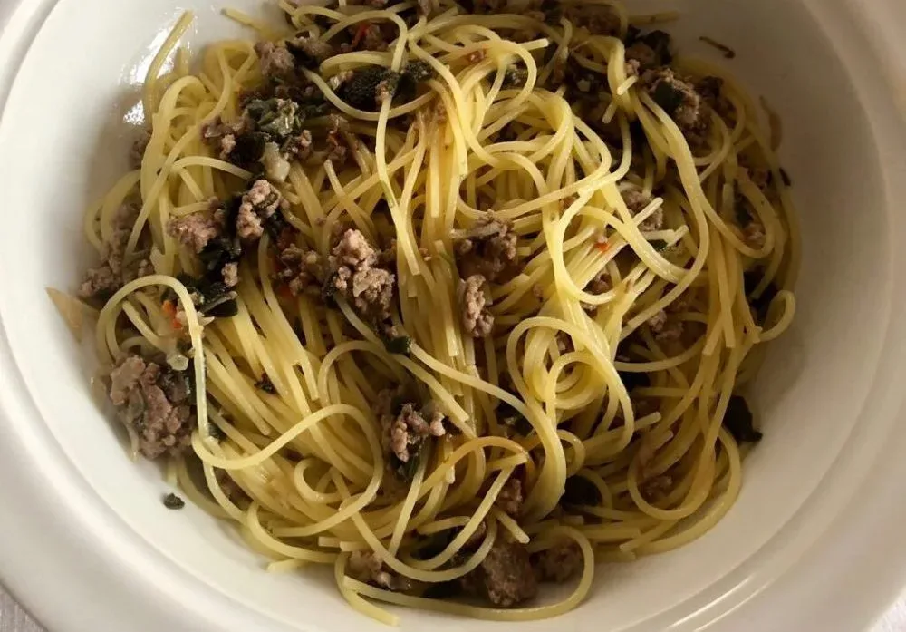 Spaghettini con salvia e carne trita