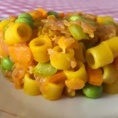 Tubettini al salmone con verdure e curcuma