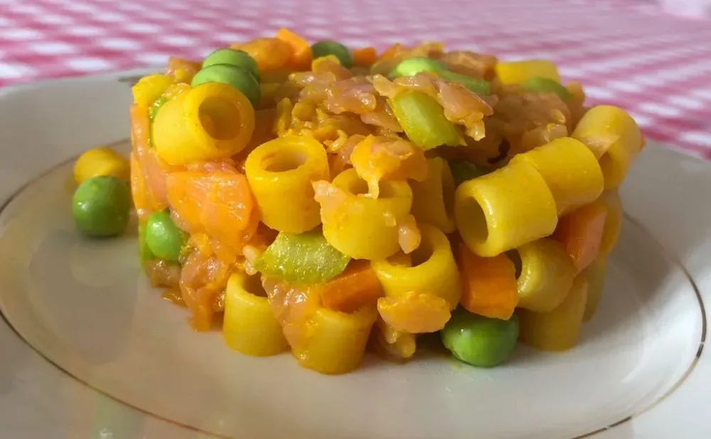 Tubettini al salmone con verdure e curcuma