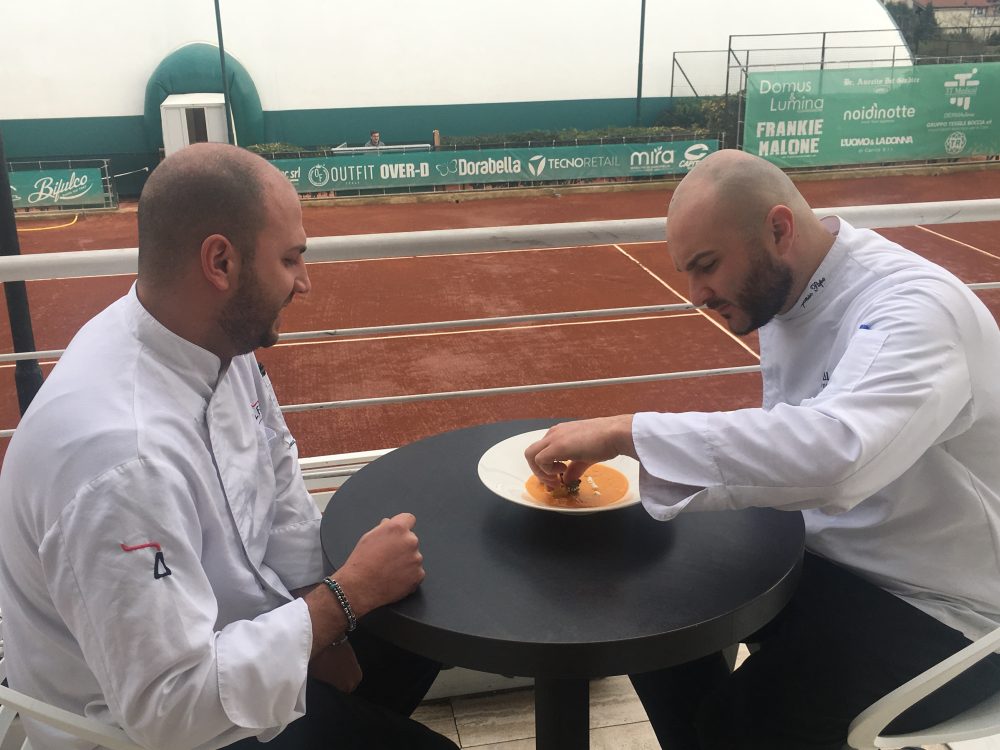 Vellutata di carote al timo con bigne’ di curcuma e yogurt greco