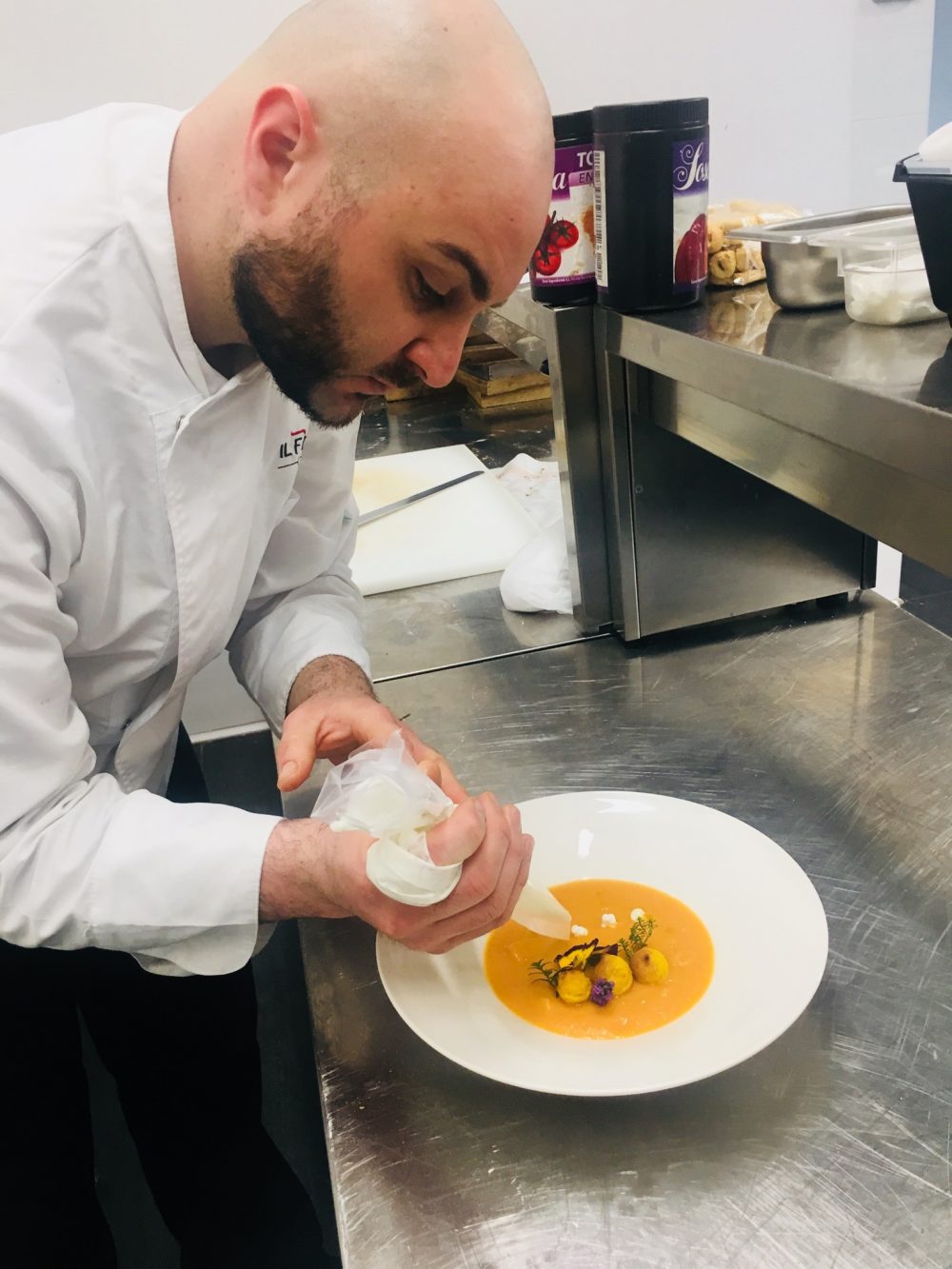 Vellutata di carote al timo con bigne’ di curcuma e yogurt greco