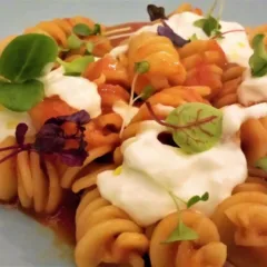 Capocotta. Fusilloro ai pomodori, burro nocciola, lime e stracciatella di bufala