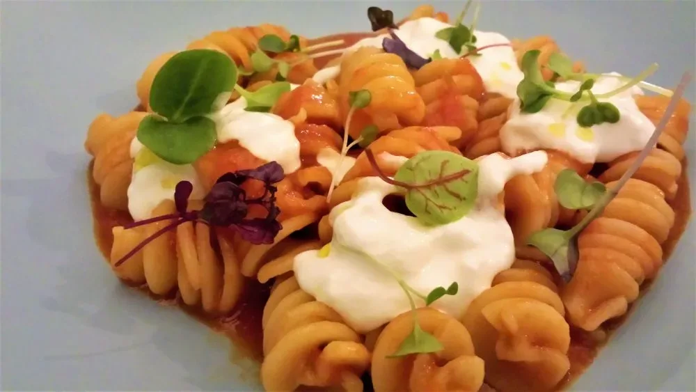 Capocotta. Fusilloro ai pomodori, burro nocciola, lime e stracciatella di bufala