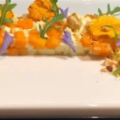 Tartare di zucca e provola, dressing di aceto di mele con zenzero e mente, granella ti nocciola, pesto di rucola di Alessandro Tormolino