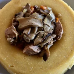Spezzatino con funghi e polenta