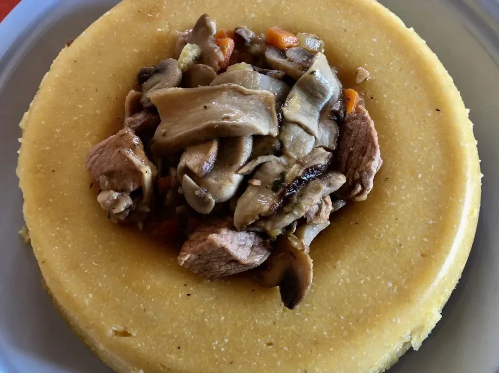 Spezzatino con funghi e polenta