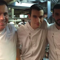 Oriol Castro nella cucina del Disfrutar con due collaboratori