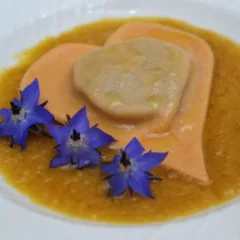 Ravioli con cuore di baccala' e patata viola