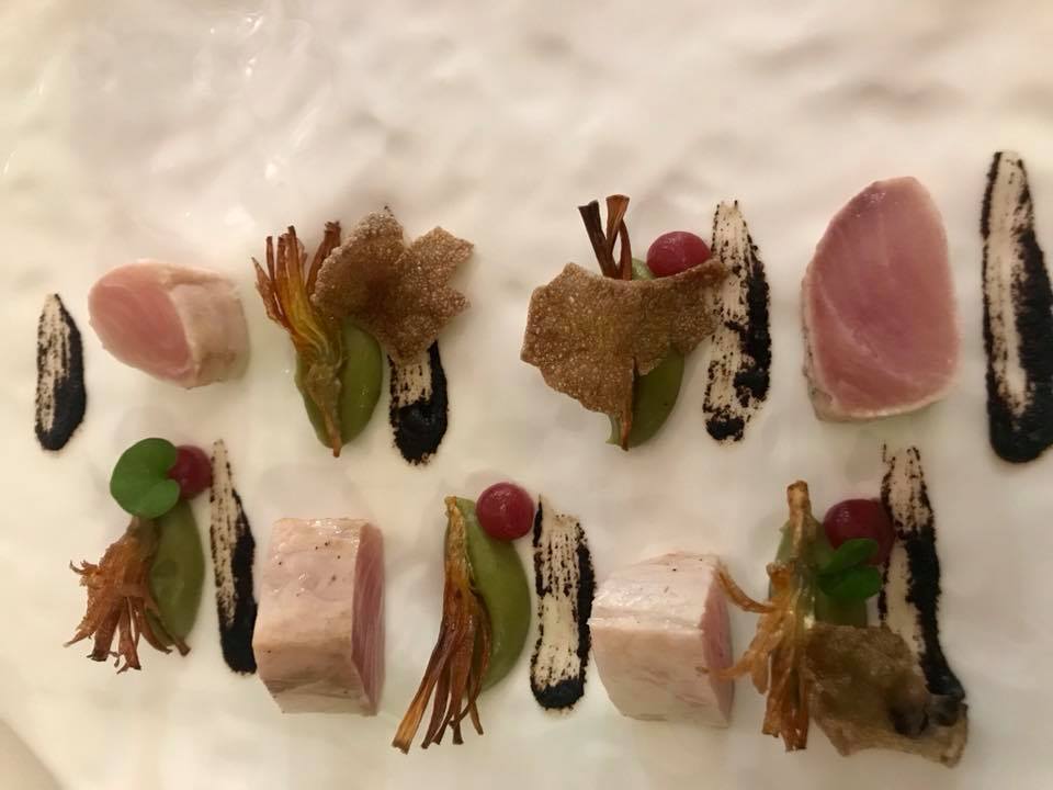 Taverna Estia, trancio di pesce spada in cottura Tataki, crema di carciofi, melograno ed aglio nero fermentato