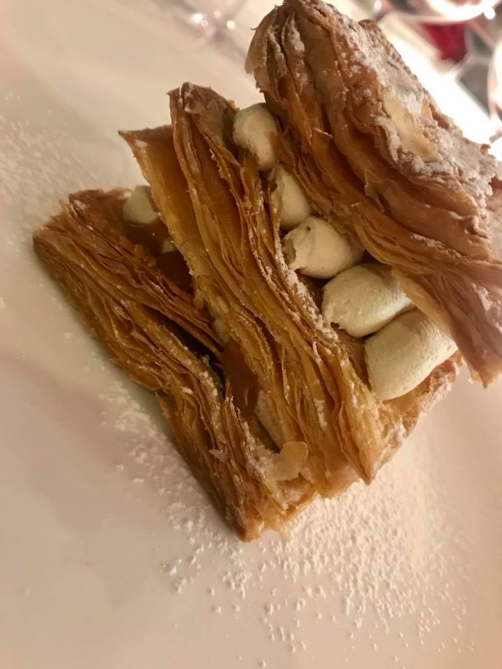 Taverna Estia, millefoglie al burro di Normandia, crema chantilly al dulce de leche, caramello e lamponi