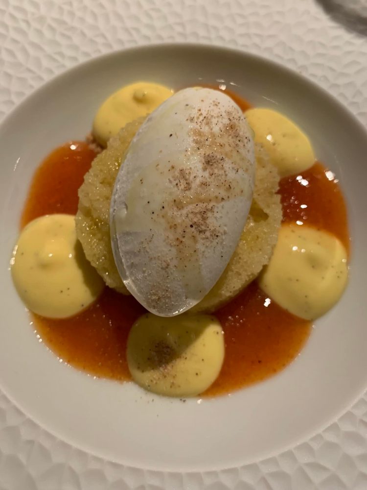 Quintessenza -Colazione del Contadino - biscotto all’olio E.V.O., gelato di ricotta, salsa di Giaccio Frutta