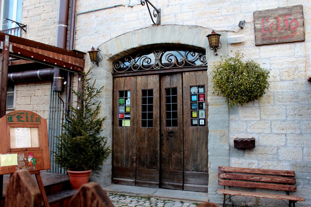 Osteria l’Elfo - parte del cortile e ingresso