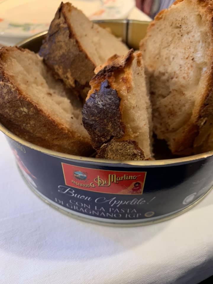 Pane fatto in casa e porta pane