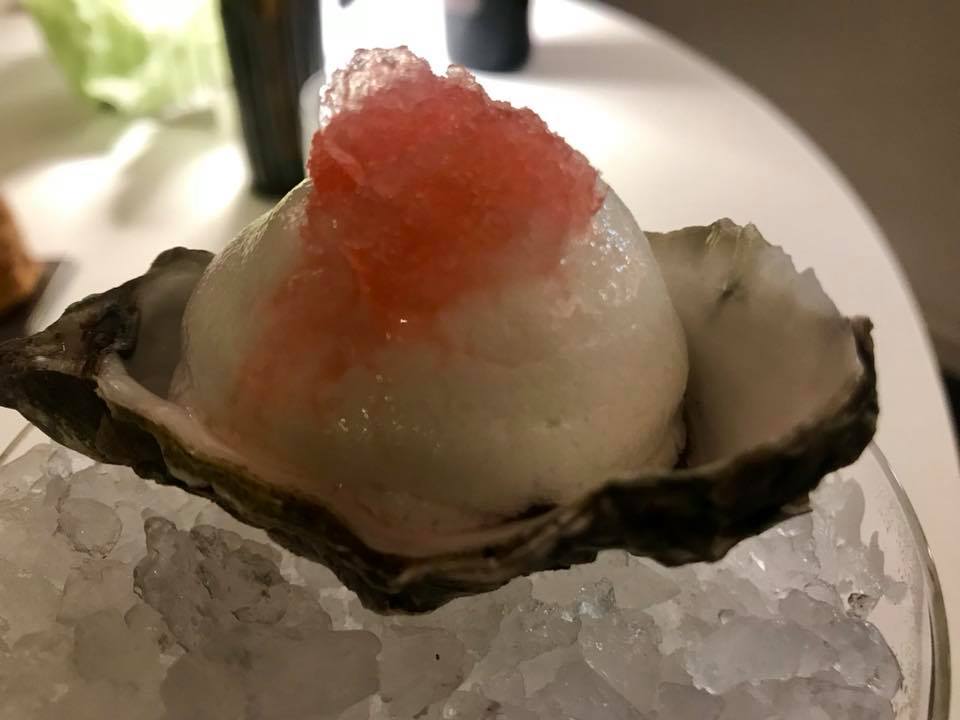 Taverna Estia, Ostrica del golfo di Tortoli, spuma al acqua di pomodoro granita al Campari