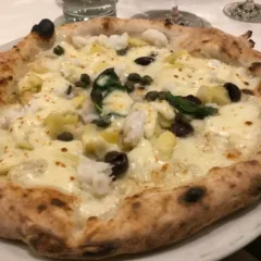Antica Hosteria Massa 1848, Pizza Nostromo con fior di latte, baccala', patate, olive nere di Gaeta e olio