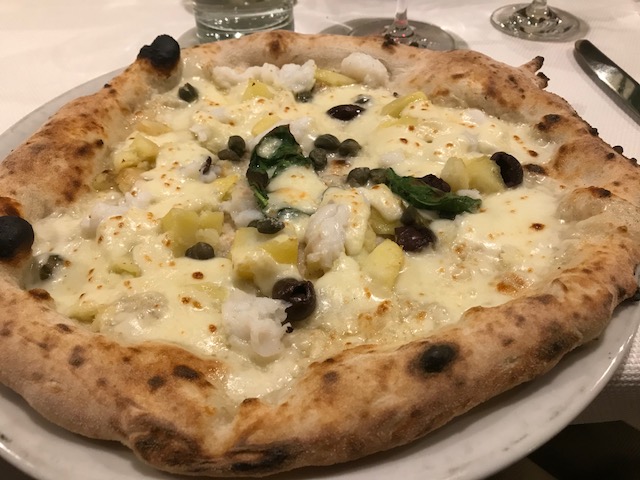 Antica Hosteria Massa 1848, Pizza Nostromo con fior di latte, baccala', patate, olive nere di Gaeta e olio