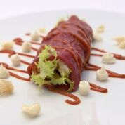 Braciola di manzo crudo con scarola riccia, salsa al pecorino e ragu'