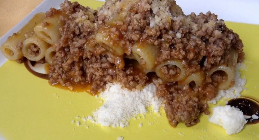 Matteo Scibilia, suoi, i rigatoni con ragu' di luganega brianzola e grana padano