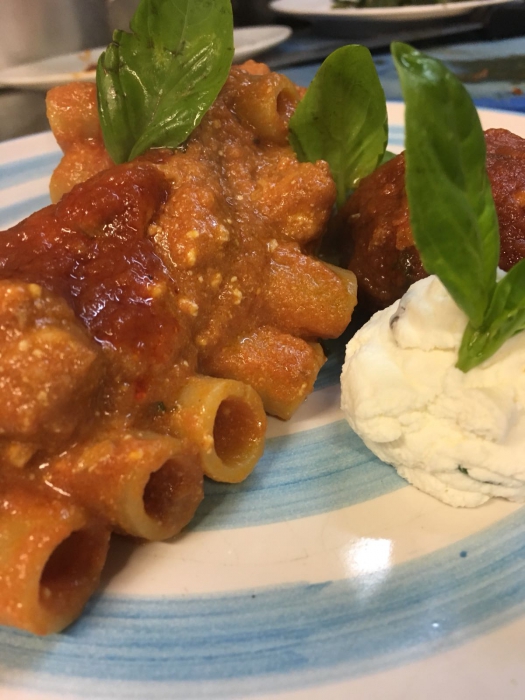 Candele spezzate al ragu' napoletano e ricotta di Mimi'