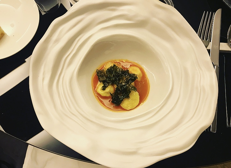 Corso Trieste Restaurant - Bottone di pasta all’uovo ripieno di gamberi con bouillabaisse, lemongrass e chips di alga