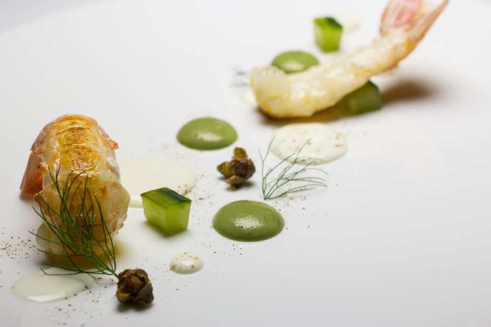 Enoteca Pinchiorri, Code di scampi alla plancia, crema di Burrata affumicata, capperi di Pantelleria e cetriolo al finocchietto selvatico_Foto Credit Studio Quagli