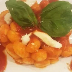 Gnocchi di patate filanti di fiordilatte con ragu' di nonna Rosa