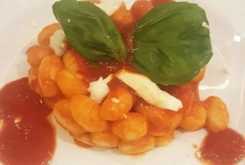 Gnocchi di patate filanti di fiordilatte con ragu' di nonna Rosa