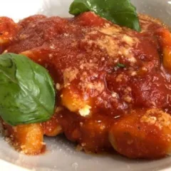 Gnocchi di ricotta di bufala e basilico fritto al ragu' classico napoletano
