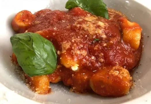 Gnocchi di ricotta di bufala e basilico fritto al ragu' classico napoletano