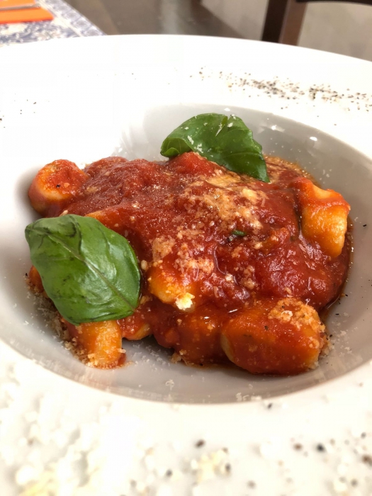 Gnocchi di ricotta di bufala e basilico fritto al ragu' classico napoletano