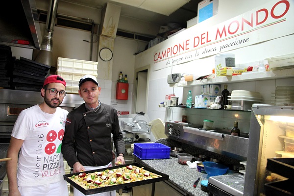 Il Pizzaiolo Vincenzo Gagliardi della pizzeria Arte bianca