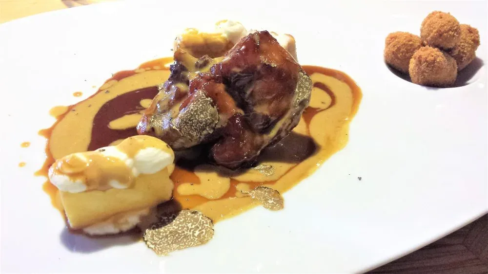 Impronta d'acqua, Coniglio al Marsala, patate fondenti, salsa la foie gras, tartufo nero