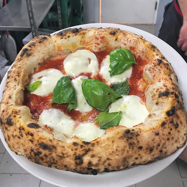 La pizza margherita di Sasa' Martucci della pizzeria I Masanielli