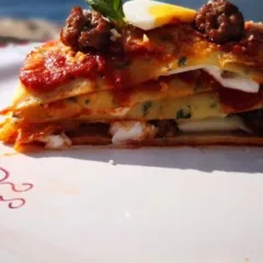 Lasagna Celestina, pasta celestina al basilico con cuore di lasagna napoletana