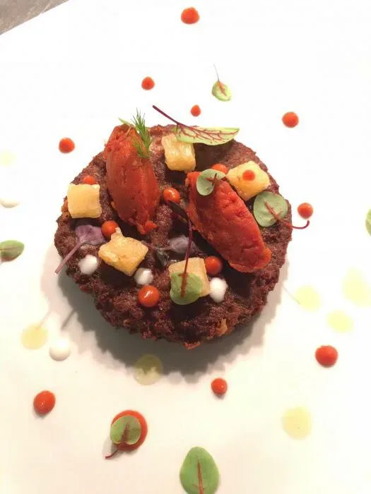 Polpette schiacciate con quenelle di ragu' napoletano