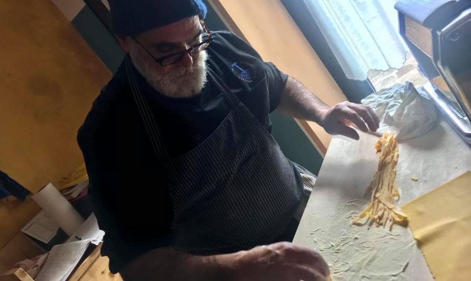 Salvatore Tassa prepara le fettuccine