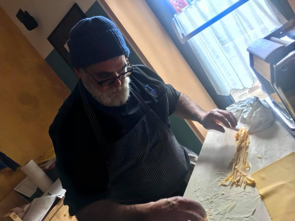 Salvatore Tassa prepara le fettuccine