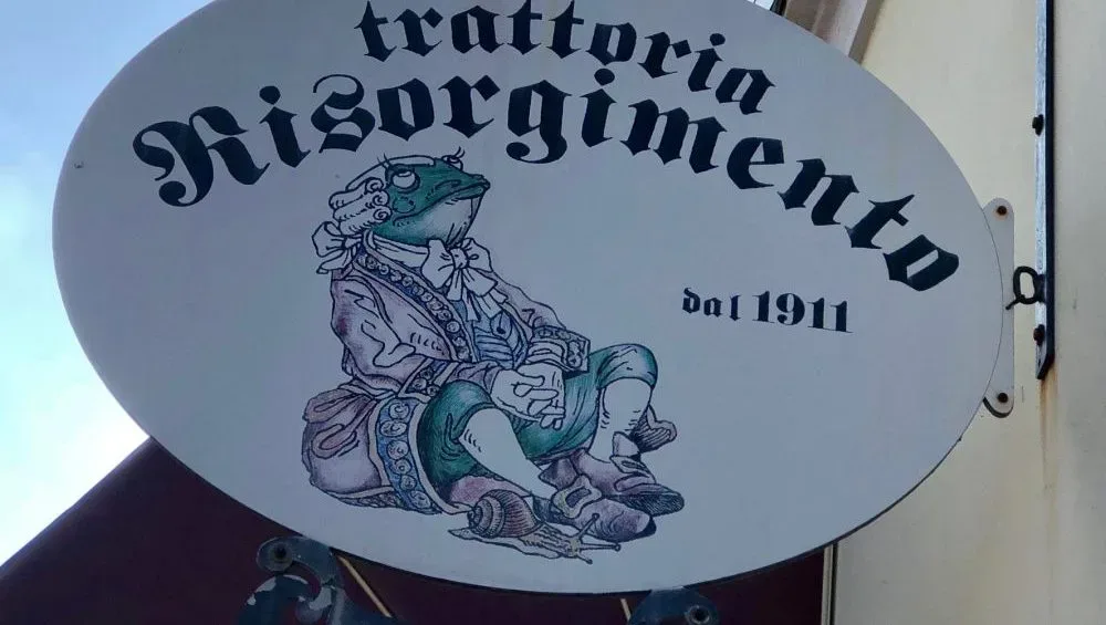 Trattoria Risorgimento, insegna datata, ma il locale e' rinnovato