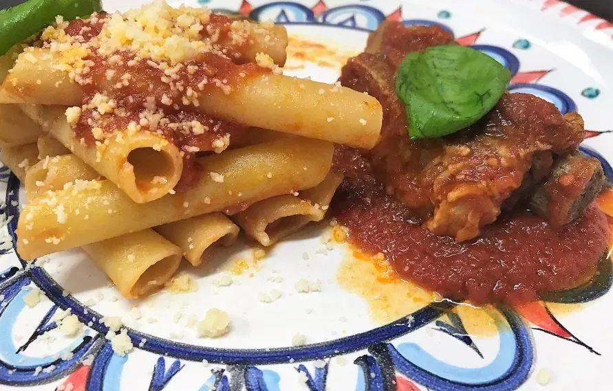 Ziti spezzati al ragu' di Carmnella