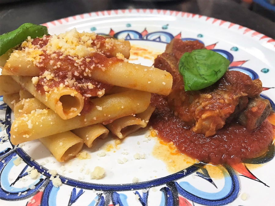 Ziti spezzati al ragu' di Carmnella