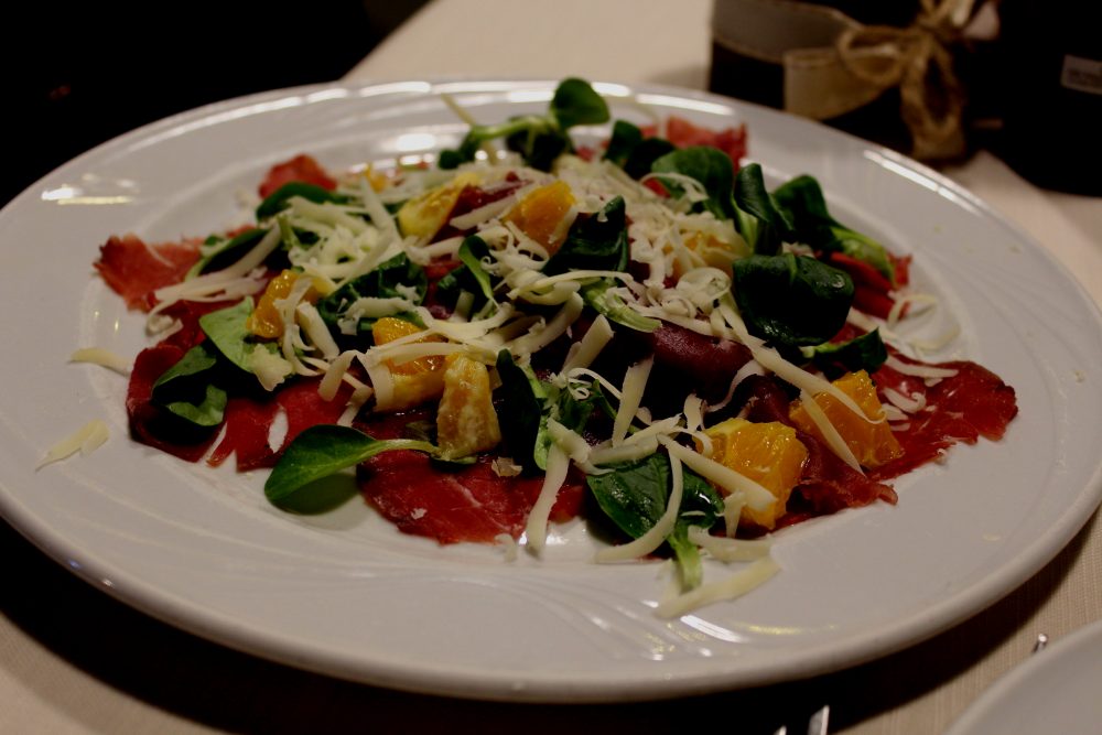 Osteria l’Elfo - l’antipasto di carpaccio con valeriana e agrumi