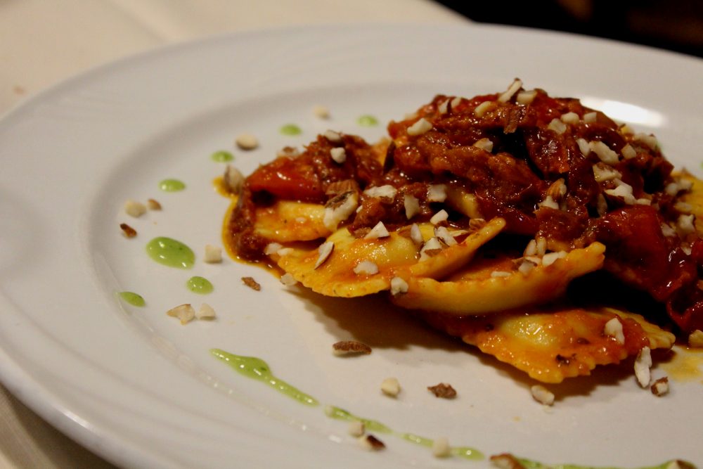 Osteria l’Elfo - ravioli con mousse di stracciata e mandorle