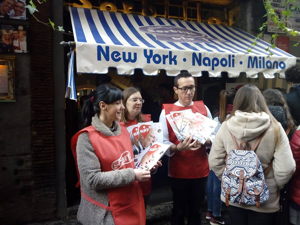 Gino Sorbillo venditore per un giorno di Scarp de' tenis, davanti alla pizzeria