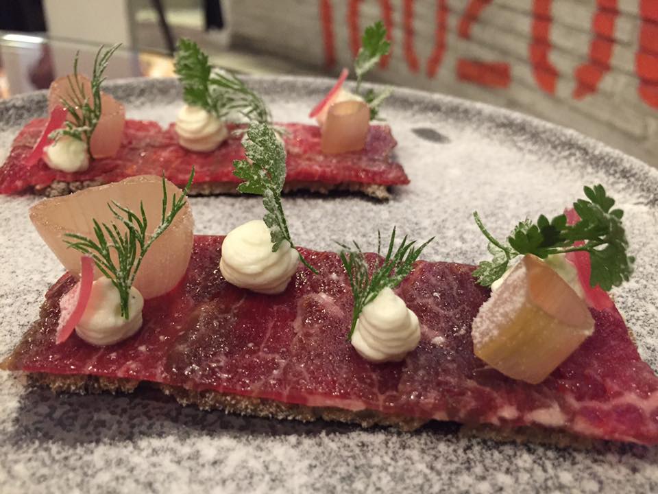 Tickets, 'viaggio nordico' con carpaccio di bovino, formaggio affumicato, copolle e polvere di aceto