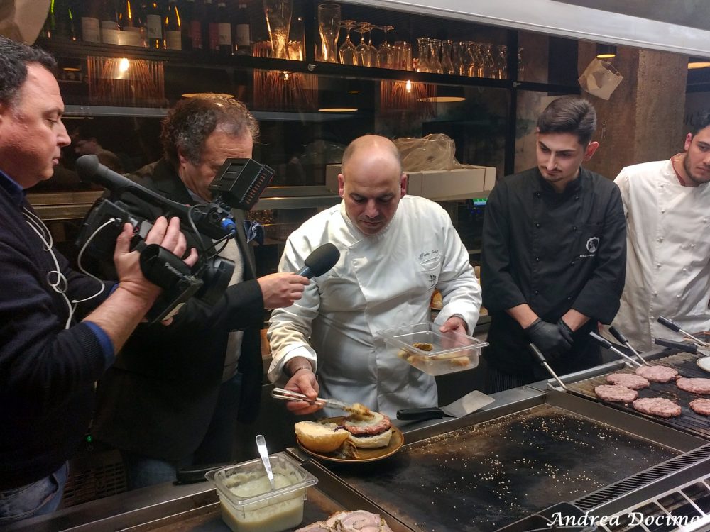 Alfonso Caputo intento ad assemblare il suo panino